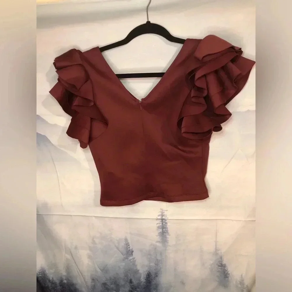 💥🌹Burgundy Flutter/Ruffle crop top size Small and Medium￼🌹💥
